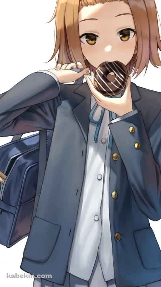 チョコレートのドーナツを食べる制服姿の可愛い田井中律 (たいなかりつ) / ドラムのバチ / けいおん!のAndroidの壁紙(540px x 960px) スマホ用