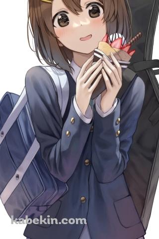 苺とチョコのクレープを持つ制服姿の可愛い平沢唯（ひらさわ ゆい） / けいおん!のAndroidの壁紙(320px x 480px) スマホ用