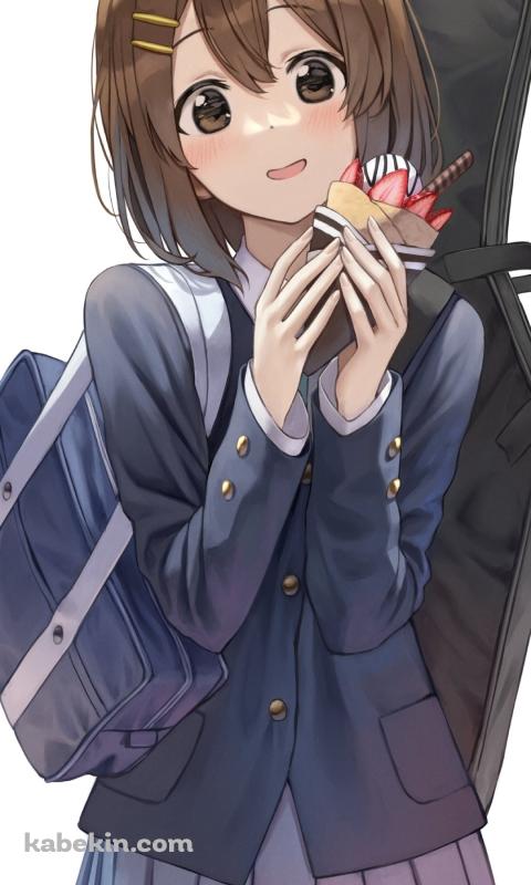 苺とチョコのクレープを持つ制服姿の可愛い平沢唯（ひらさわ ゆい） / けいおん!のAndroidの壁紙(480px x 800px) スマホ用