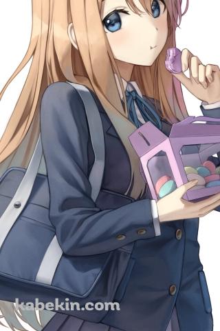 カラフルなマカロンを食べる制服姿の可愛い琴吹紬(ことぶき つむぎ) / けいおん!のAndroidの壁紙(320px x 480px) スマホ用