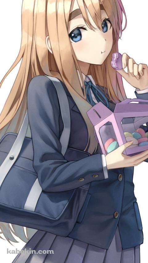 カラフルなマカロンを食べる制服姿の可愛い琴吹紬(ことぶき つむぎ) / けいおん!のAndroidの壁紙(480px x 854px) スマホ用