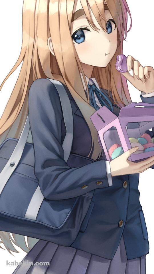 カラフルなマカロンを食べる制服姿の可愛い琴吹紬(ことぶき つむぎ) / けいおん!のAndroidの壁紙(540px x 960px) スマホ用