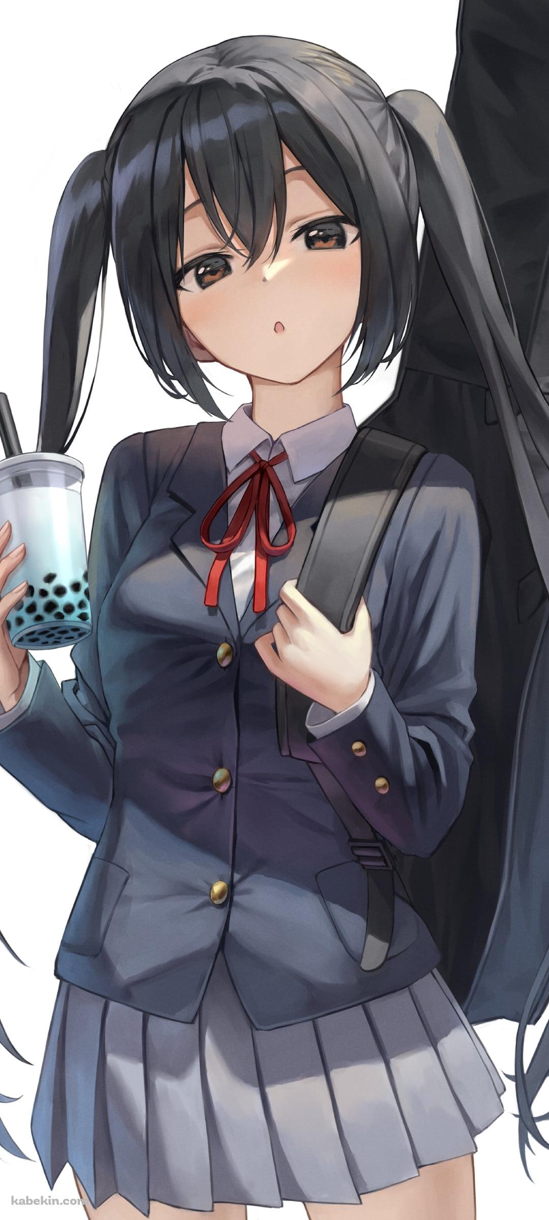 タピオカジュースを持つ制服姿の可愛い中野梓（なかの あずさ） / けいおん!のAndroidの壁紙(1080px x 2400px) スマホ用