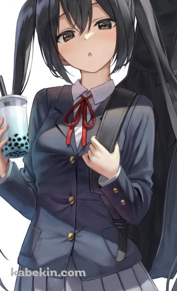 タピオカジュースを持つ制服姿の可愛い中野梓（なかの あずさ） / けいおん!のAndroidの壁紙(360px x 592px) スマホ用
