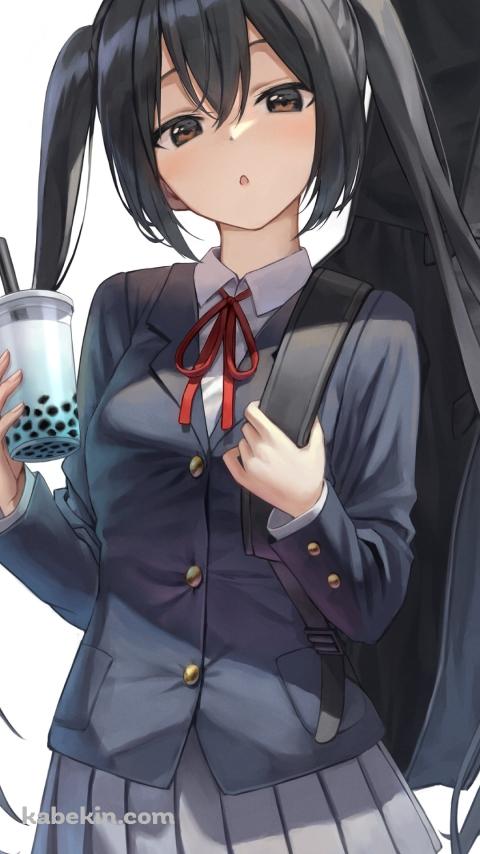 タピオカジュースを持つ制服姿の可愛い中野梓（なかの あずさ） / けいおん!のAndroidの壁紙(480px x 854px) スマホ用