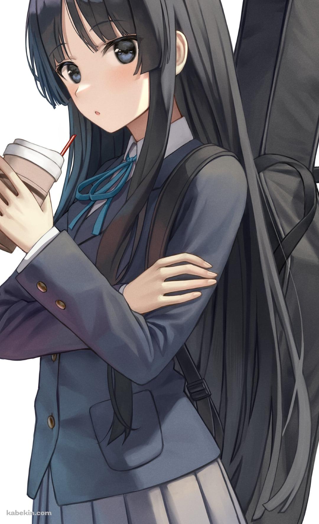 珈琲を飲みながらこちらを見つめる制服姿の可愛い秋山澪(あきやまみお) / けいおん!のAndroidの壁紙(1080px x 1776px) スマホ用