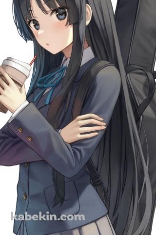 珈琲を飲みながらこちらを見つめる制服姿の可愛い秋山澪(あきやまみお) / けいおん!のAndroidの壁紙(320px x 480px) スマホ用