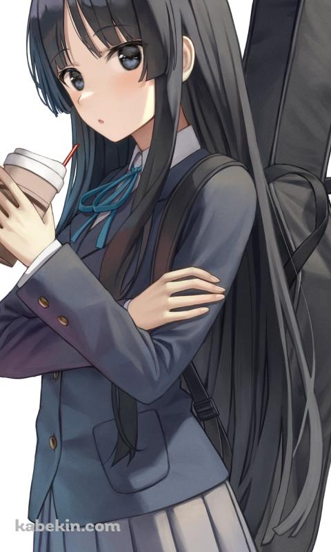 珈琲を飲みながらこちらを見つめる制服姿の可愛い秋山澪(あきやまみお) / けいおん!のAndroidの壁紙(480px x 800px) スマホ用
