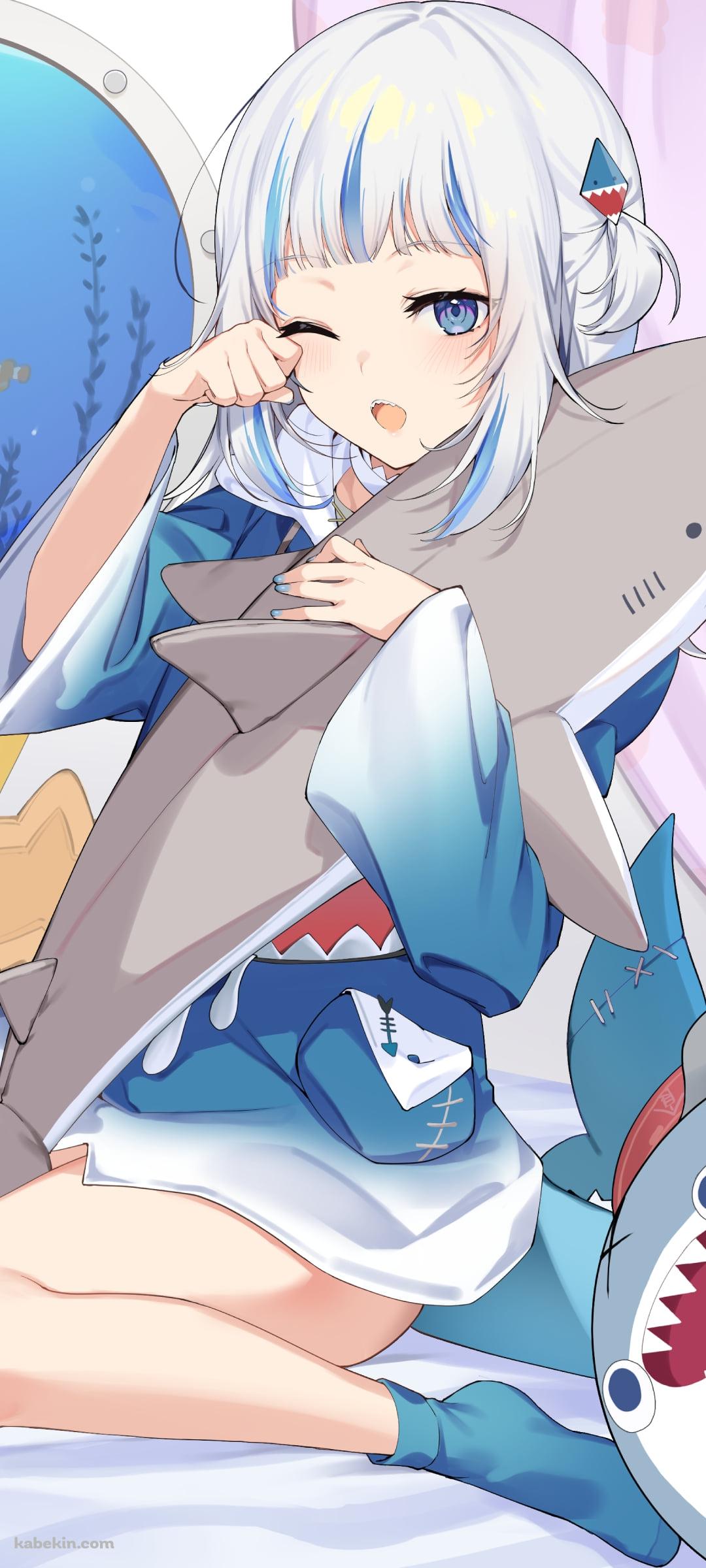 潜水艦の中で眠そうながうる・ぐら / 鮫のぬいぐるみ / ホロライブ / バーチャルYouTuber / VtuberのAndroidの壁紙(1080px x 2400px) スマホ用