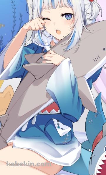 潜水艦の中で眠そうながうる・ぐら / 鮫のぬいぐるみ / ホロライブ / バーチャルYouTuber / VtuberのAndroidの壁紙(360px x 592px) スマホ用