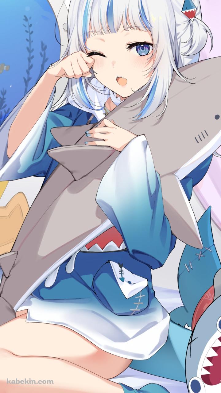 潜水艦の中で眠そうながうる・ぐら / 鮫のぬいぐるみ / ホロライブ / バーチャルYouTuber / VtuberのAndroidの壁紙(720px x 1280px) スマホ用