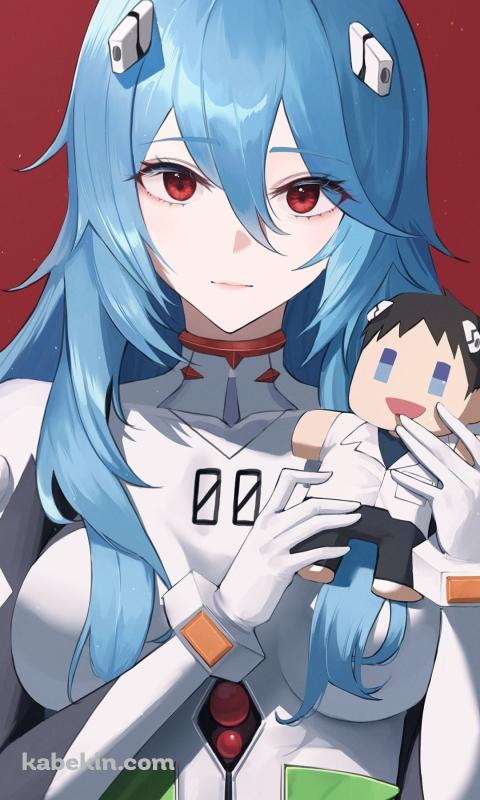 碇シンジのぬいぐるみを持つロングヘア―の綾波レイ / 新世紀エヴァンゲリオンのAndroidの壁紙(480px x 800px) スマホ用