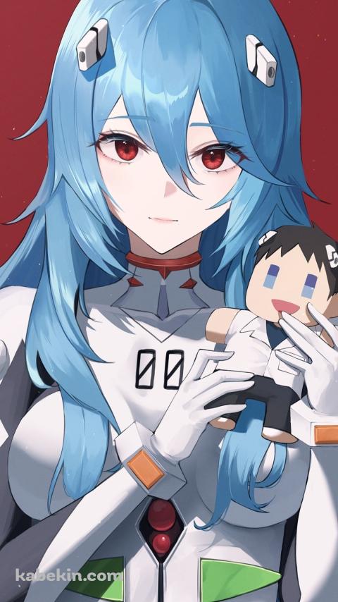 碇シンジのぬいぐるみを持つロングヘア―の綾波レイ / 新世紀エヴァンゲリオンのAndroidの壁紙(480px x 854px) スマホ用