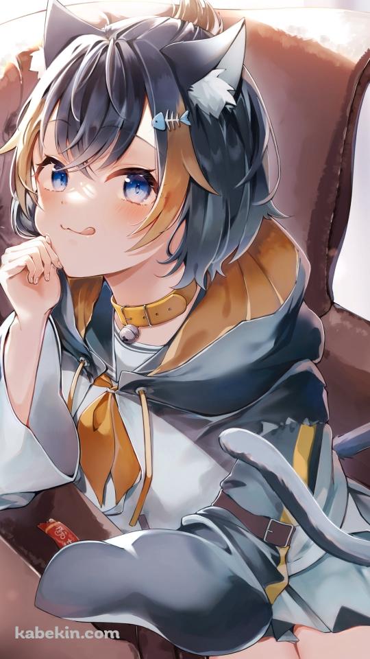 茶色い椅子に座って微笑む可愛いペトラ・グリン / にじさんじ / バーチャルYouTuber / VtuberのAndroidの壁紙(540px x 960px) スマホ用