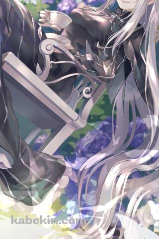 椅子に座ってニヤけるエキドナ / 白い蝶 / 紫陽花 / re:ゼロから始める異世界生活のAndroidの壁紙(320px x 480px) スマホ用