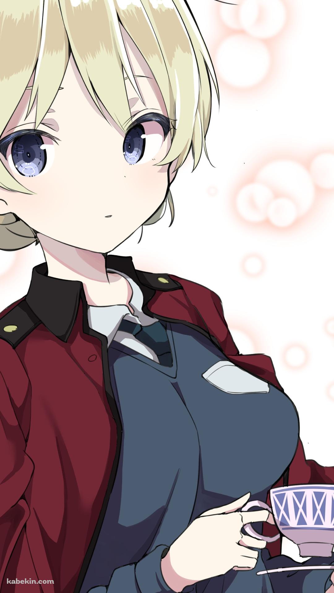 ティーカップを持ちながらこちらを見るダージリン / ガールズ&パンツァーのAndroidの壁紙(1080px x 1920px) スマホ用