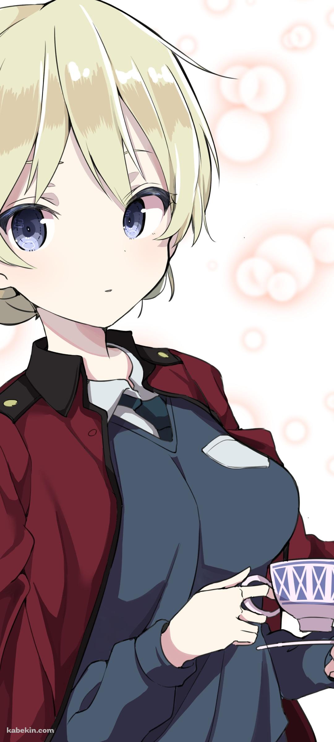 ティーカップを持ちながらこちらを見るダージリン / ガールズ&パンツァーのAndroidの壁紙(1080px x 2400px) スマホ用