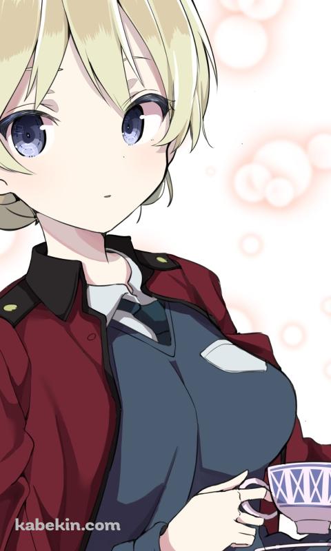 ティーカップを持ちながらこちらを見るダージリン / ガールズ&パンツァーのAndroidの壁紙(480px x 800px) スマホ用