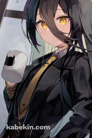 猫のイラストがプリントされたマグカップで珈琲を飲むマンハッタンカフェ / ウマ娘プリティーダービーのAndroidの壁紙(320px x 480px) スマホ用