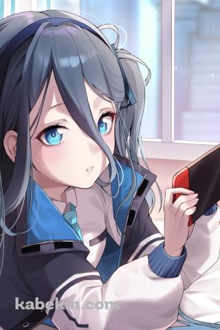 ベッドに寝ながらゲームをする天童アリス / ブルアカ / ブルーアーカイブのAndroidの壁紙(320px x 480px) スマホ用