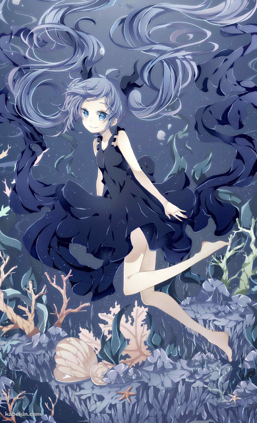 暗い海の中でこちらを見つめる可愛い初音ミク / 珊瑚 / クラゲ / ボカロ / ボーカロイドのAndroidの壁紙(1080px x 1776px) スマホ用