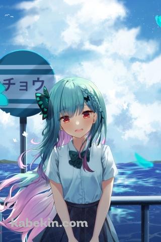 真夏、海の前のバス停に立つ可愛い潤羽るしあ / ホロライブ / バーチャルYouTuber / VtuberのAndroidの壁紙(320px x 480px) スマホ用