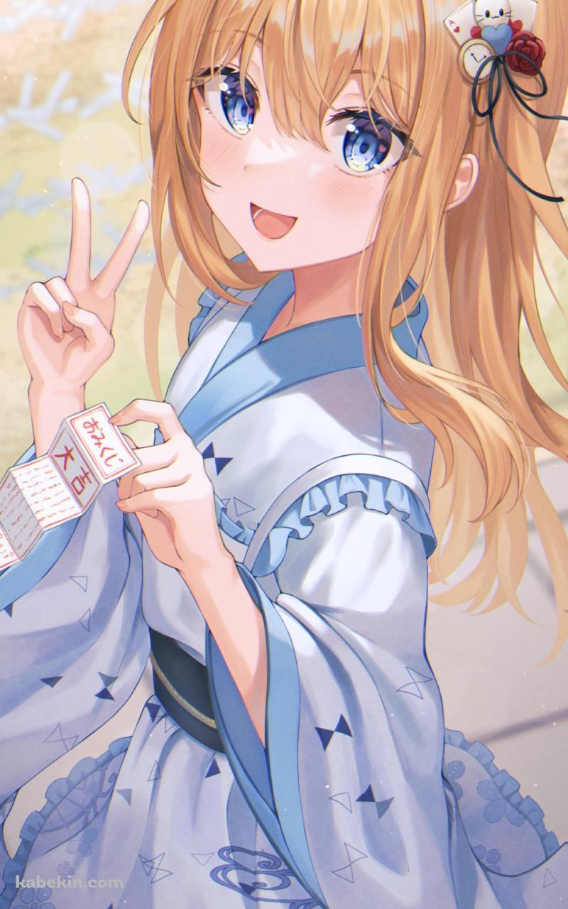 大吉のおみくじを引き笑顔でピースをするアリス / ホワイト・ラビット / 不思議の国のアリスのAndroidの壁紙(800px x 1280px) スマホ用