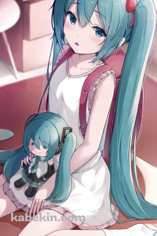 初音ミクの人形を抱えるピンクのランドセルを背負った初音ミク / ボカロ / ボーカロイドのAndroidの壁紙(320px x 480px) スマホ用