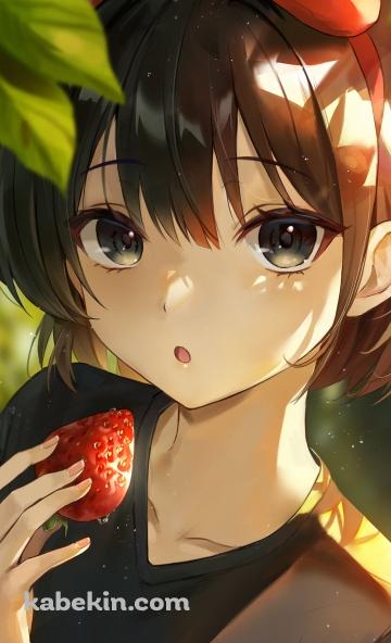 大きな苺を持つ可愛いキキ / 魔女の宅急便 / ジブリのAndroidの壁紙(360px x 592px) スマホ用