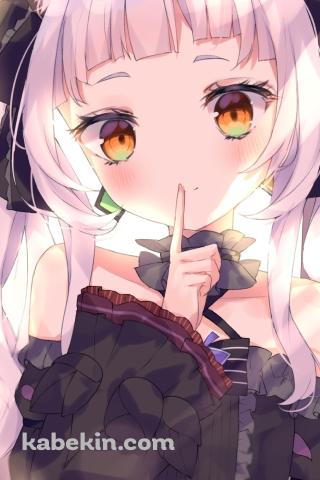 「静かに」というポーズをする黒いドレスを着た可愛い紫咲シオン / ホロライブ / バーチャルYouTuber / VtuberのAndroidの壁紙(320px x 480px) スマホ用