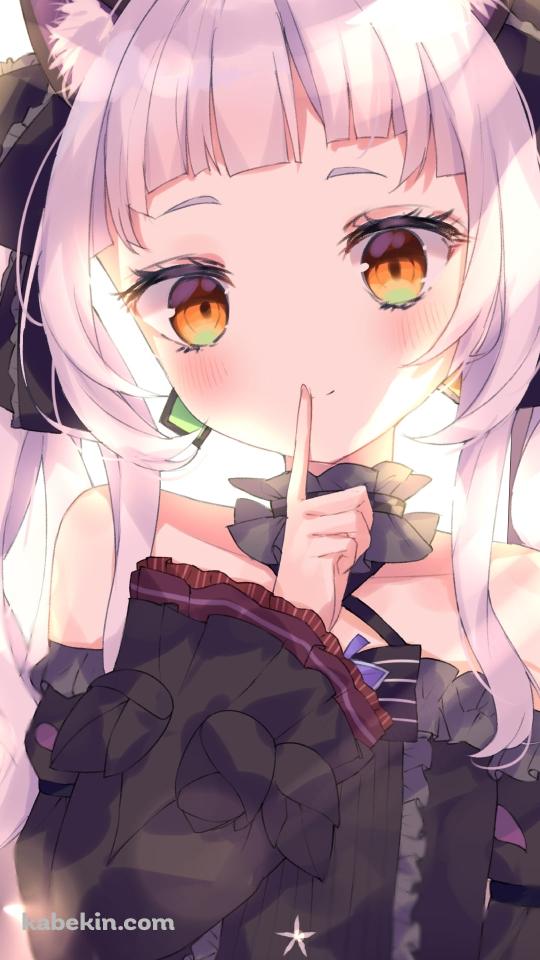 「静かに」というポーズをする黒いドレスを着た可愛い紫咲シオン / ホロライブ / バーチャルYouTuber / VtuberのAndroidの壁紙(540px x 960px) スマホ用