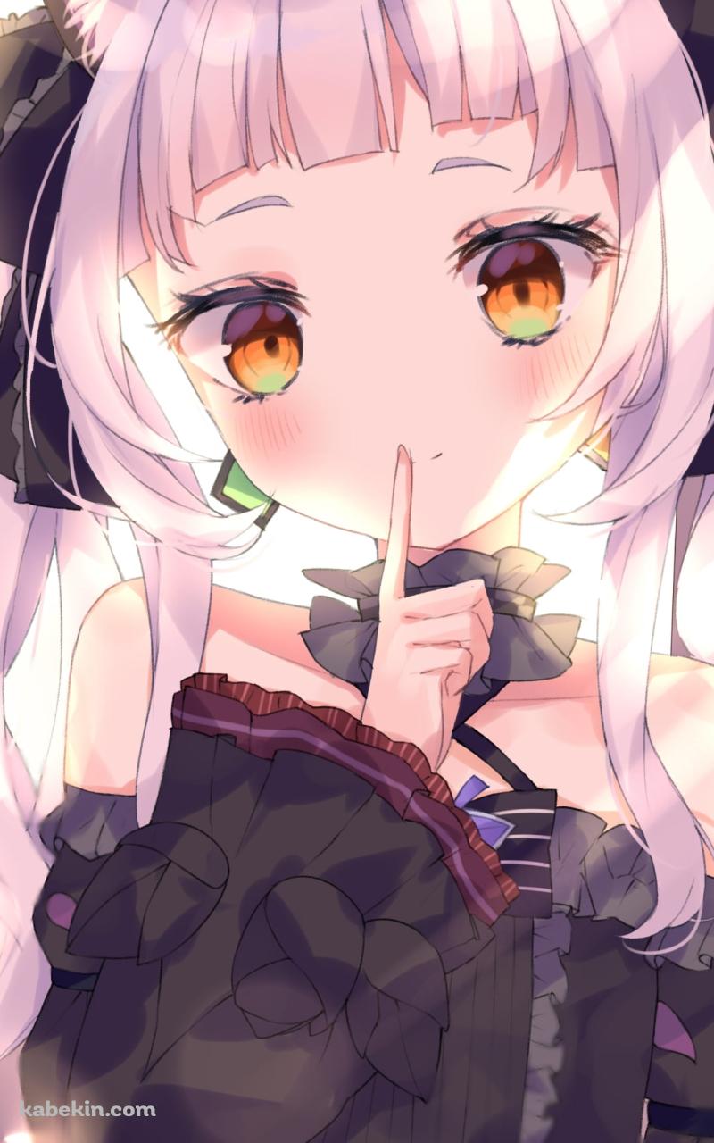 「静かに」というポーズをする黒いドレスを着た可愛い紫咲シオン / ホロライブ / バーチャルYouTuber / VtuberのAndroidの壁紙(800px x 1280px) スマホ用