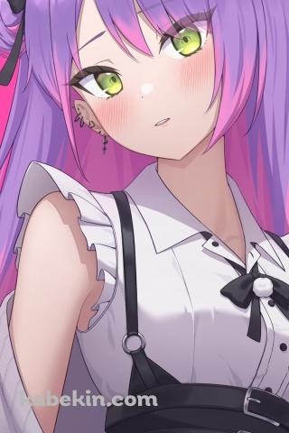 こちらを見つめる常闇トワ / 緑の瞳 / ピンクの背景 / ホロライブ / バーチャルYouTuber / VtuberのAndroidの壁紙(320px x 480px) スマホ用