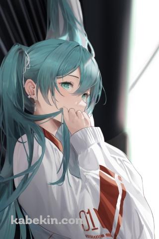 白と赤のジャンパーを着た初音ミク / ボカロ / ボーカロイドのAndroidの壁紙(320px x 480px) スマホ用