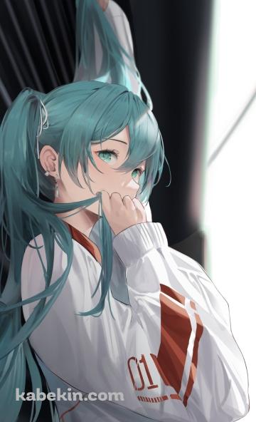 白と赤のジャンパーを着た初音ミク / ボカロ / ボーカロイドのAndroidの壁紙(360px x 592px) スマホ用