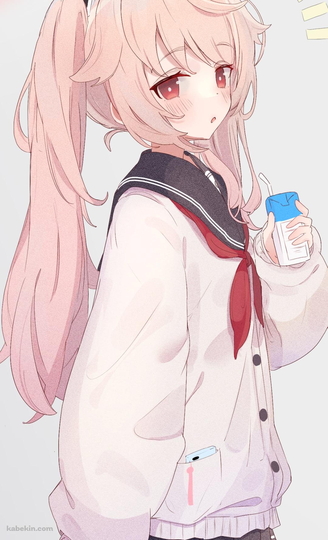パックの牛乳を飲みながらこちらを見る柚鳥ナツ(ゆとり なつ) / ブルアカ / ブルーアーカイブのAndroidの壁紙(1080px x 1776px) スマホ用