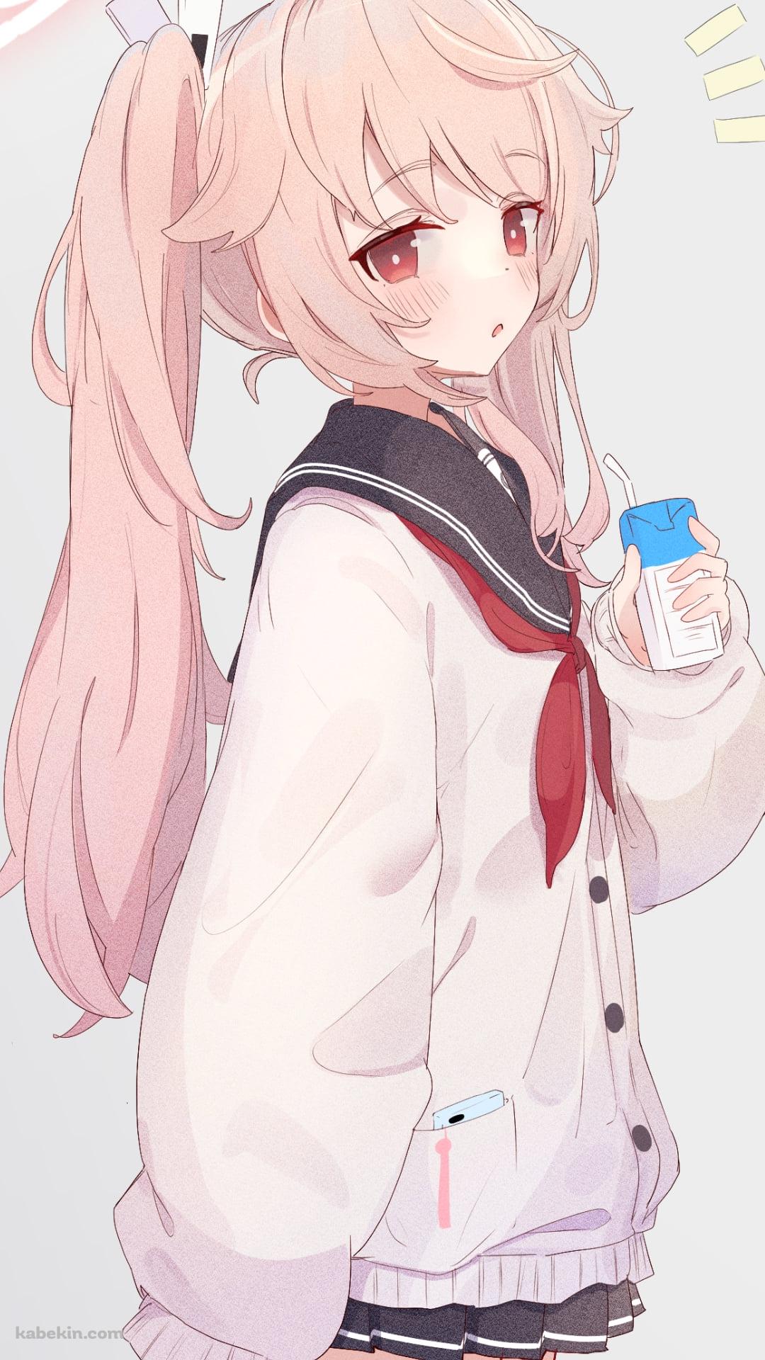 パックの牛乳を飲みながらこちらを見る柚鳥ナツ(ゆとり なつ) / ブルアカ / ブルーアーカイブのAndroidの壁紙(1080px x 1920px) スマホ用