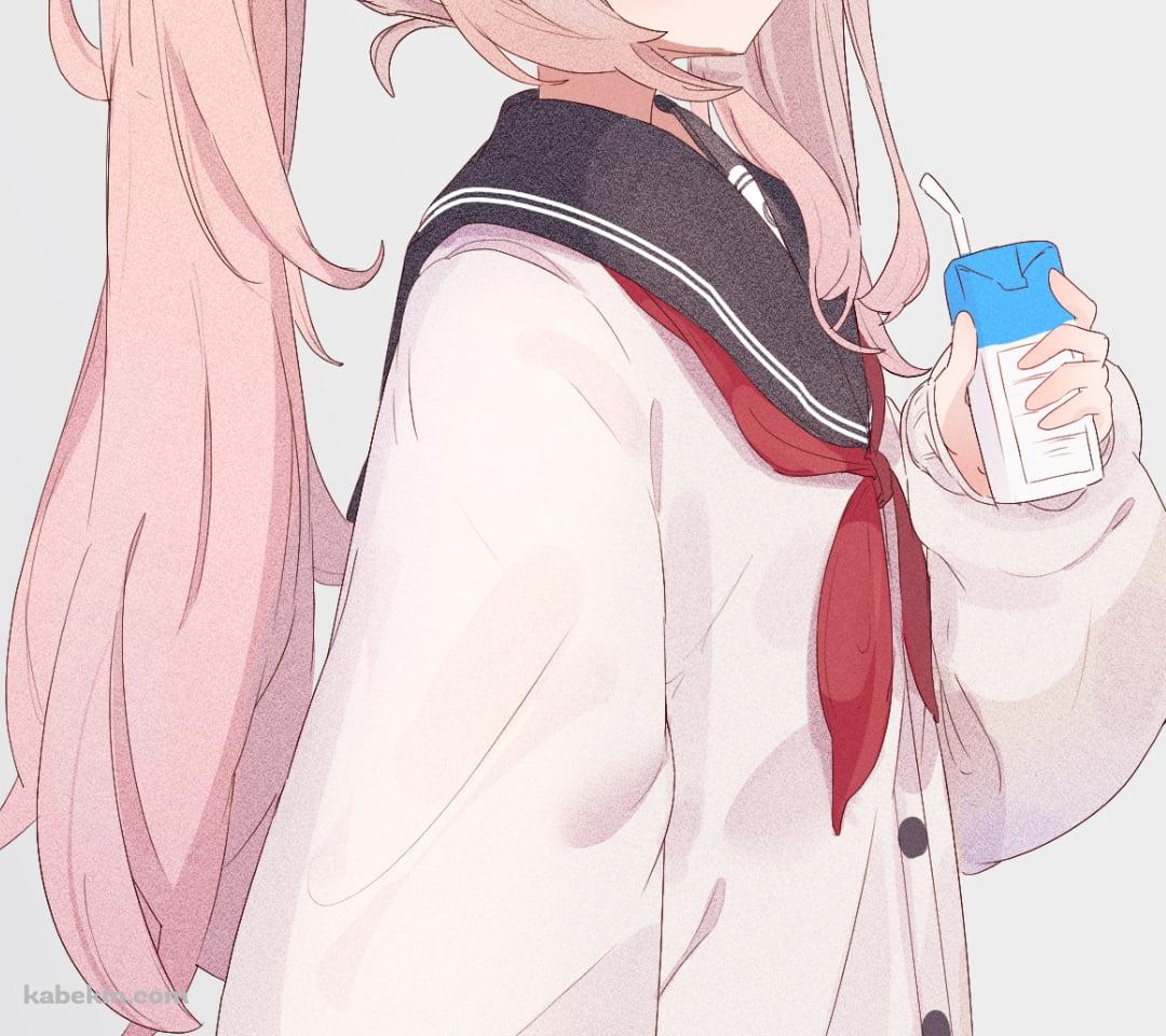 パックの牛乳を飲みながらこちらを見る柚鳥ナツ(ゆとり なつ) / ブルアカ / ブルーアーカイブのAndroidの壁紙(1080px x 960px) スマホ用