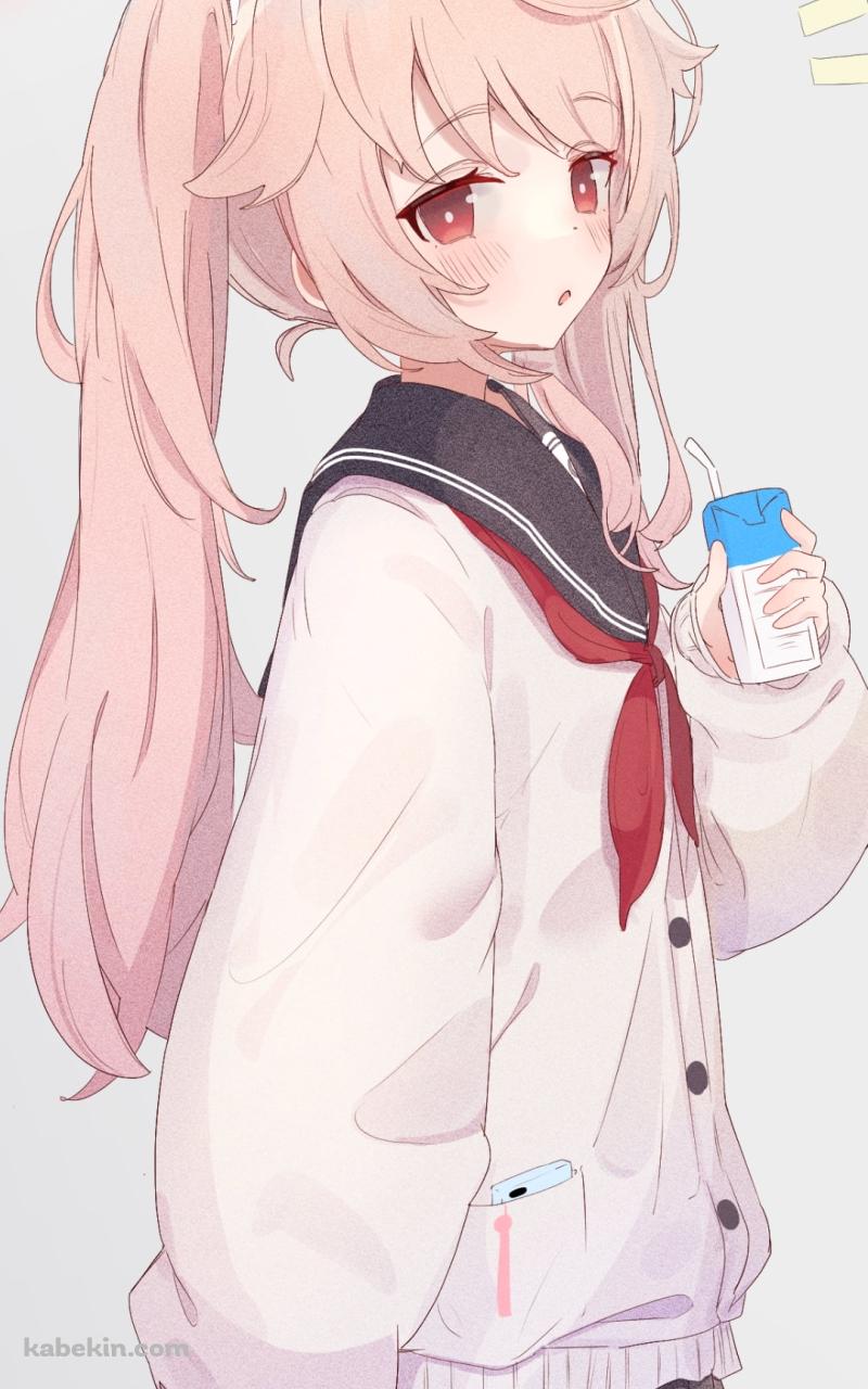 パックの牛乳を飲みながらこちらを見る柚鳥ナツ(ゆとり なつ) / ブルアカ / ブルーアーカイブのAndroidの壁紙(800px x 1280px) スマホ用