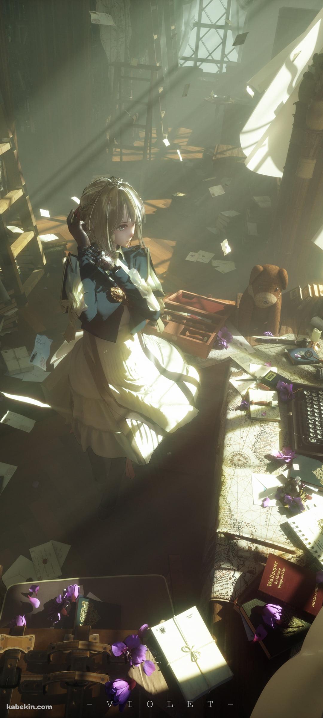 木漏れ日射す部屋で髪を整えるヴァイオレット・エヴァーガーデン / 黒いタイプライター / 白いカーテン / 本棚のAndroidの壁紙(1080px x 2400px) スマホ用