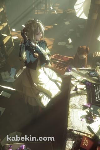 木漏れ日射す部屋で髪を整えるヴァイオレット・エヴァーガーデン / 黒いタイプライター / 白いカーテン / 本棚のAndroidの壁紙(320px x 480px) スマホ用