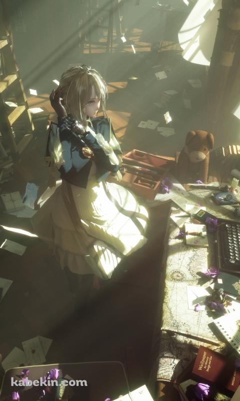 木漏れ日射す部屋で髪を整えるヴァイオレット・エヴァーガーデン / 黒いタイプライター / 白いカーテン / 本棚のAndroidの壁紙(480px x 800px) スマホ用