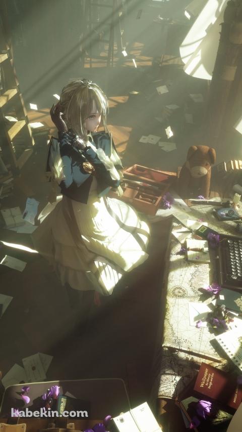 木漏れ日射す部屋で髪を整えるヴァイオレット・エヴァーガーデン / 黒いタイプライター / 白いカーテン / 本棚のAndroidの壁紙(480px x 854px) スマホ用