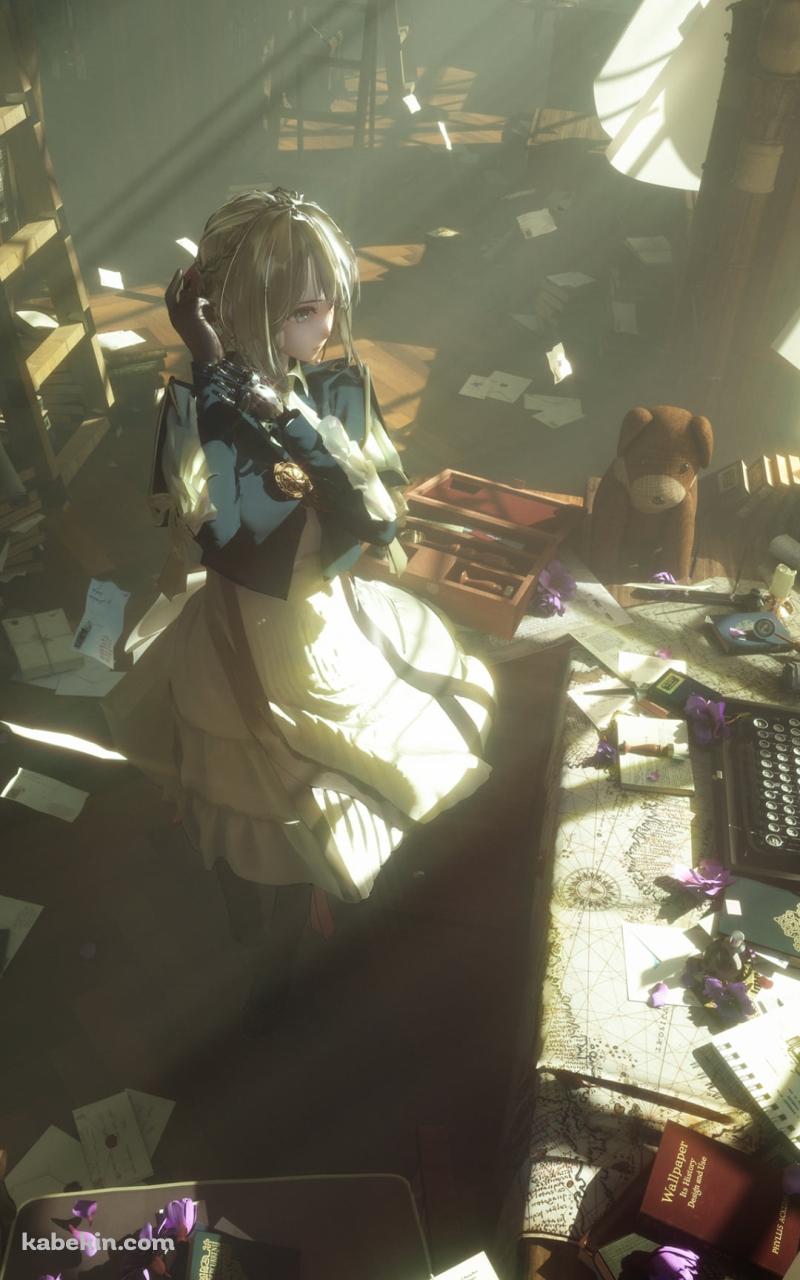 木漏れ日射す部屋で髪を整えるヴァイオレット・エヴァーガーデン / 黒いタイプライター / 白いカーテン / 本棚のAndroidの壁紙(800px x 1280px) スマホ用
