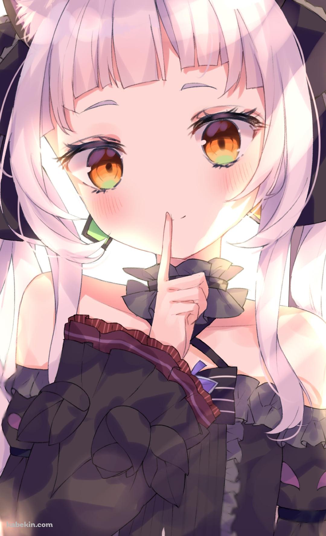 窓辺で「静かに」のポーズをする可愛い紫咲シオン / ホロライブ / バーチャルYouTuber / VtuberのAndroidの壁紙(1080px x 1776px) スマホ用