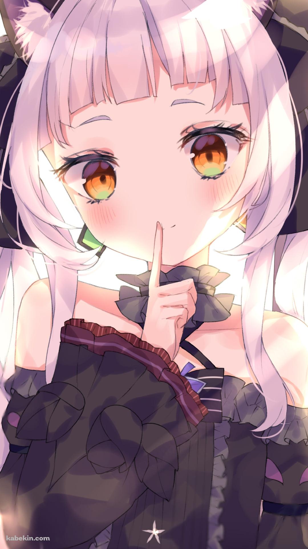 窓辺で「静かに」のポーズをする可愛い紫咲シオン / ホロライブ / バーチャルYouTuber / VtuberのAndroidの壁紙(1080px x 1920px) スマホ用