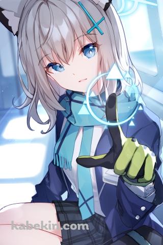 ガラガラの電車に乗る可愛い砂狼シロコ / セーラー服 / 緑のマフラー / ブルアカ / ブルーアーカイブのAndroidの壁紙(320px x 480px) スマホ用