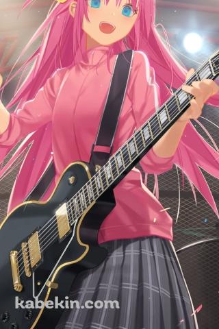 笑顔で黒いギターを弾くステージ上の後藤ひとり / ピンクの服 / 青・黄色の髪飾り / ぼっち・ざ・ろっく!のAndroidの壁紙(320px x 480px) スマホ用