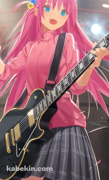 笑顔で黒いギターを弾くステージ上の後藤ひとり / ピンクの服 / 青・黄色の髪飾り / ぼっち・ざ・ろっく!のAndroidの壁紙(360px x 592px) スマホ用