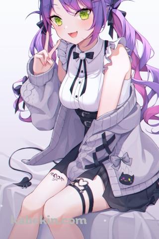 白いベッドの上で笑顔でピースをする可愛い常闇トワ / ホロライブ / バーチャルYouTuber / VtuberのAndroidの壁紙(320px x 480px) スマホ用